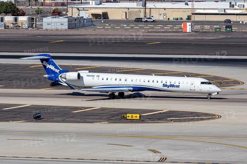 A SkyWest Airlines Bombardier CRJ-900 with the license plate N825SK at Phoenix airport, USA