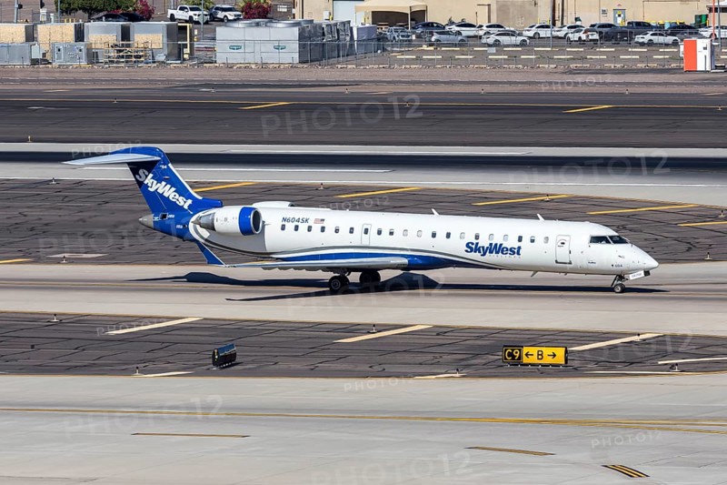 A SkyWest Airlines Bombardier CRJ-700 with license plate N604SK at Phoenix airport, USA