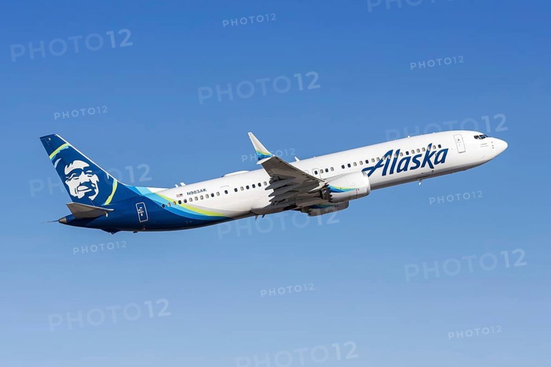 An Alaska Airlines Boeing 737-9 MAX aircraft with license plate N983AK at Phoenix airport, USA