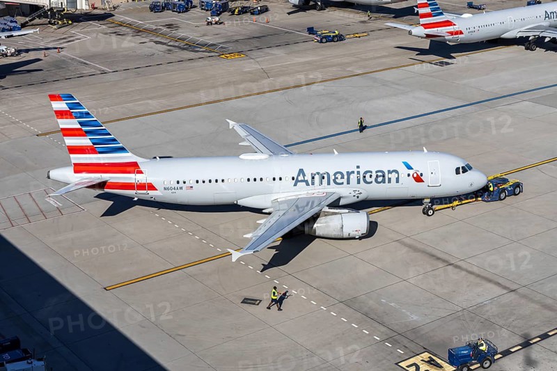 An American Airlines Airbus A320 aircraft with the license plate N604AW at Phoenix airport, USA