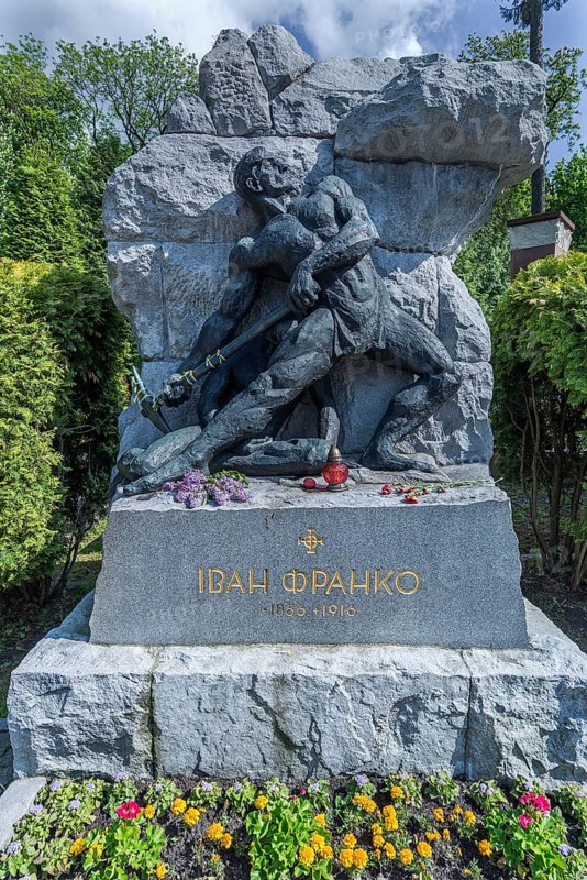 Tomb of the poet Ivan Franko, 1856-1916, Lützenhofer cemetery Lychakivsky cemetery, Lviv, Galicia, Ukraine