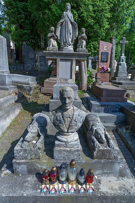 Grave with bust and two dog sculptures, Lützenhofer Cemetery/Lychakivsky Cemetery, Lviv, Galicia, Ukraine