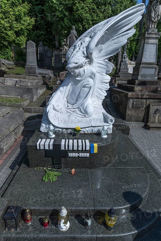 Angel sculpture on the grave of a musician, Lützenhofer cemetery Lychakivsky cemetery, Lviv, Galicia, Ukraine