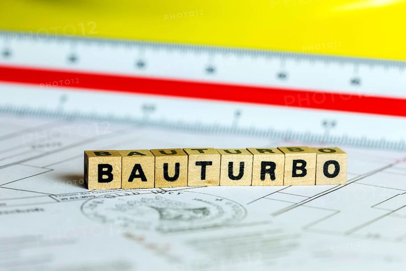 Letter cubes show the word BAUTURBO