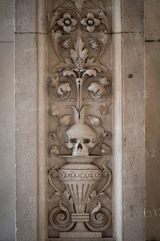 Decorative bas-relief with floral motifs, arabesques and skulls on a vase, Royal Academy of Arts, Art Gallery and Academy of Arts, Burlington House, Piccadilly, London, England, Great Britain