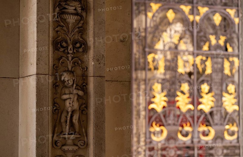 Decorative bas-relief with floral motifs, arabesques and car, gilded entrance gate in the background, Royal Academy of Arts, art gallery and art school, Burlington House, Piccadilly, London, England, Great Britain