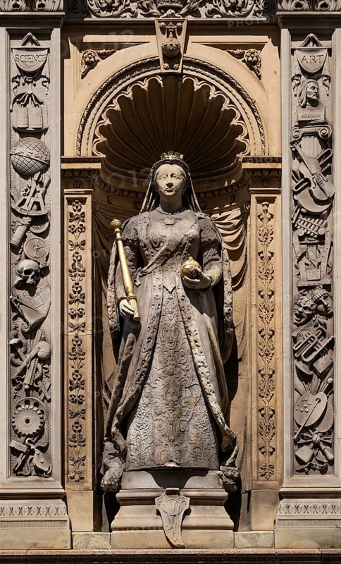 Queen statue with scepter and orb surrounded by decorative elements depicting Queen Victoria, sculptor Joseph Böhm, Temple Bar Memorial, border between City of London and City of Westminster, London, England, Great Britain