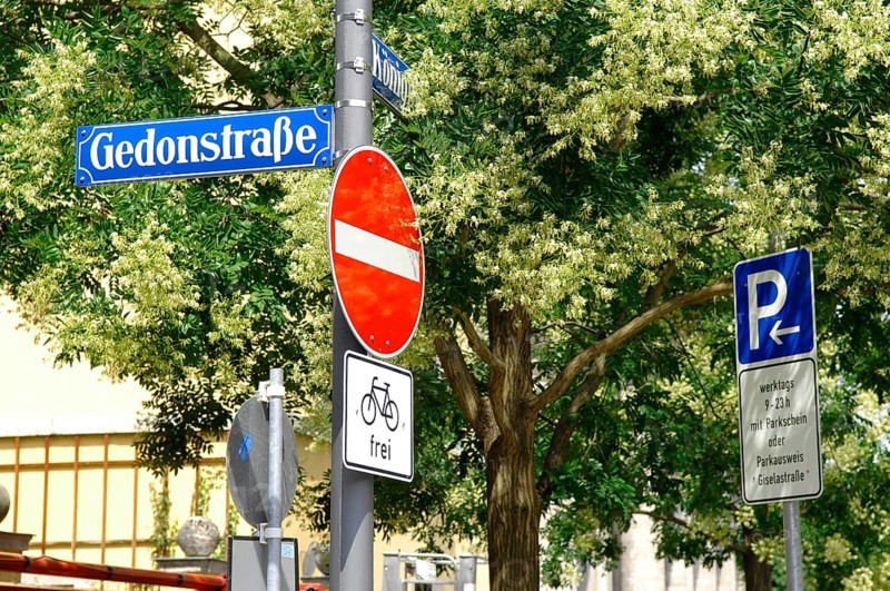 Traffic signs, prohibition of entry, free cyclists, parking, street name