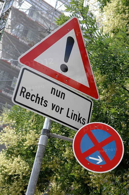 Traffic signs, absolute stopping ban and danger zone