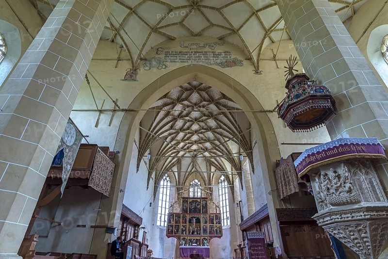 Net vault and late Gothic winged altar in the three-nave hall church, Birthälm fortified church, 15th century, Biertan, Transylvania, Romania