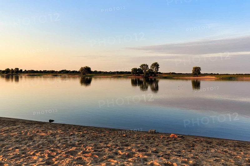 UNESCO Elbe River Landscape Biosphere Reserve, Lower Saxony Elbe floodplain, riverbank with beach, evening light, Bleckede, Germany