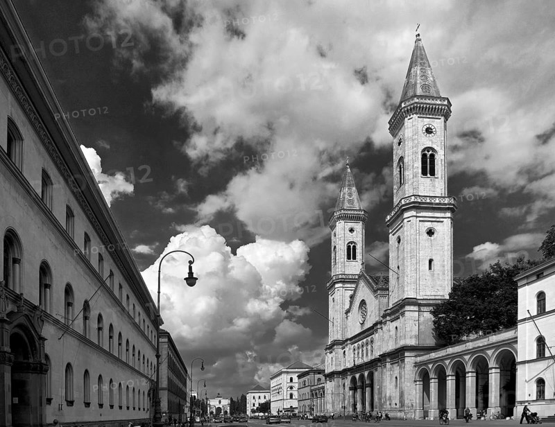 View from Ludwigstraße towards Siegestor, St. Ludwigkirche on the right, dramatic cloud structure, black and white photo, Munich, Bavaria, Germany
