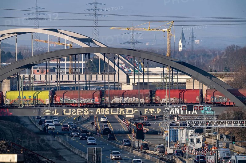 Traffic jam on the A43 motorway near Herne, heading north, in front of the barrier system, the vehicles heavier than 3.5 t stop and are then diverted, behind the barrier there is a dilapidated bridge across the Rhine-Herne Canal, which must be renewed, heavy vehicles must not pass through the bridge, railway bridges, freight train, North Rhine-Westphalia, Germany