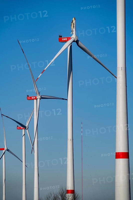 Defective wind turbine, bent rotor blade, in the Bedburg A44n wind farm, in the Garzweiler open-cast mining area, on the A44 motorway, on recultivated lignite mining area, for unknown reasons is a rotor of a Nordex N149/5.7 wind turbine, with a hub height of 164 meters and a total height of 239 meters, an output of 5.7 MW and a rotor diameter of 149 m, bent, the wind turbine is part of a wind farm of a joint venture between the City of Bedburg and RWE Renewables Europe & Australia, North Rhine-Westphalia, Germany