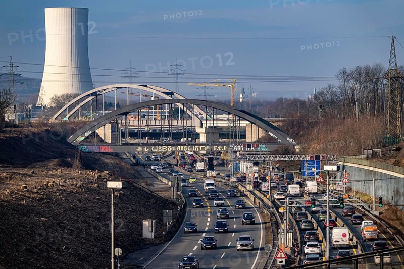 Traffic jam on the A43 motorway near Herne, heading north, in front of the barrier system, the vehicles heavier than 3.5 t stop and are then diverted, behind the barrier there is a dilapidated bridge across the Rhine-Herne Canal, which must be renewed, heavy vehicles must not pass through the bridge, railway bridges, North Rhine-Westphalia, Germany