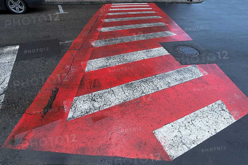 Red and white zebra stripes when it rains, Medias, Bulgaria