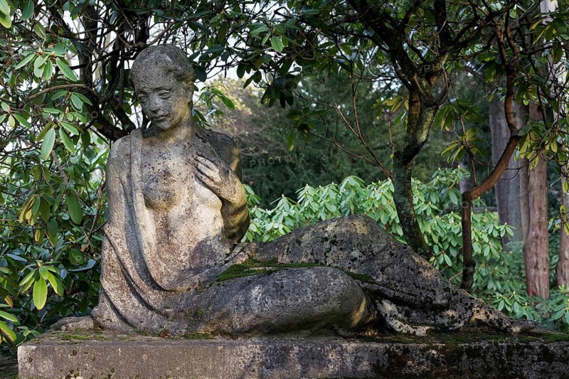 Grave sculpture of a woman with bare upper body by sculptor Rudolf Zieseniss, Grrabstätte Schade Thörner, Nordfriedhof Düsseldorf, North Rhine-Westphalia, Germany