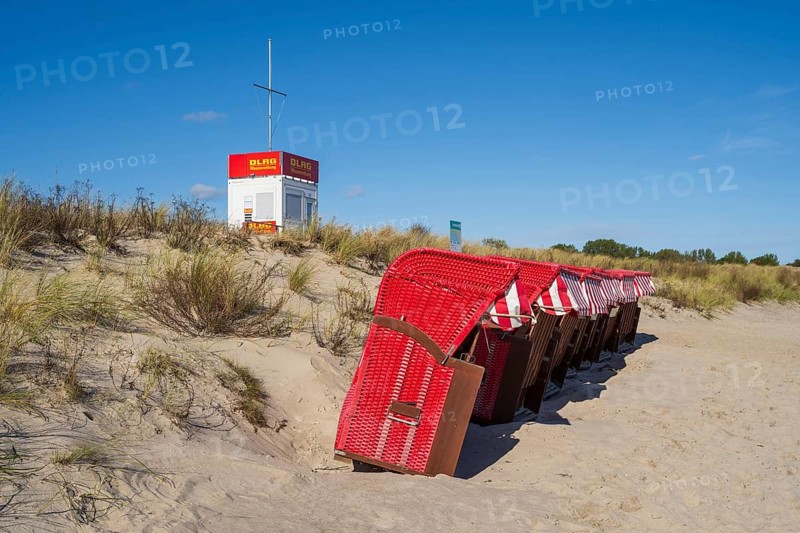 Red beach chairs next to each other on a sandy beach, DLRG Wasserrettung, Lobbe, Mönchgut, Rügen, island, Baltic Sea, Mecklenburg-Western Pomerania, Germany