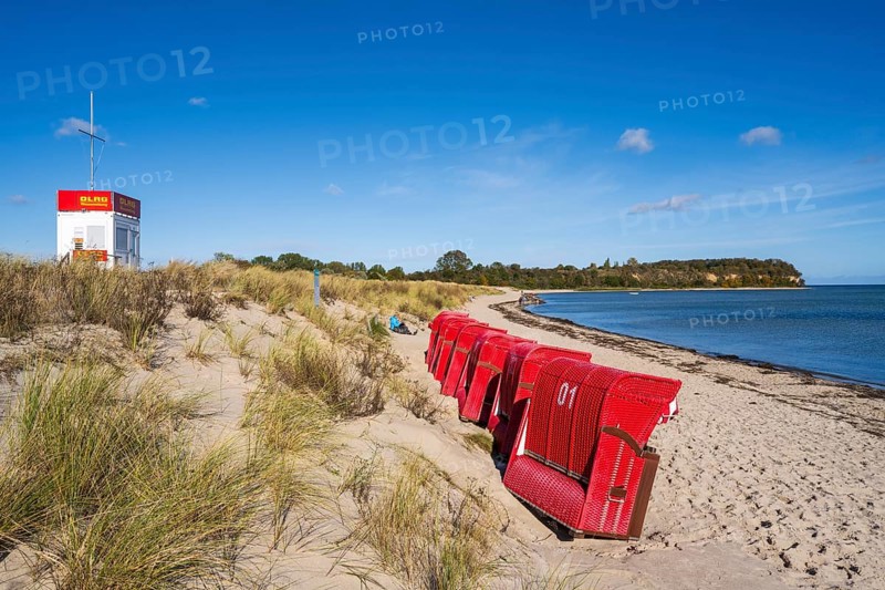 DLRG water rescue, red beach chairs side by side on sandy beach, beach and cliffs, people on the beach, autumn, Lobbe, Mönchgut, Rügen, island, Baltic Sea, Mecklenburg-Western Pomerania, Germany