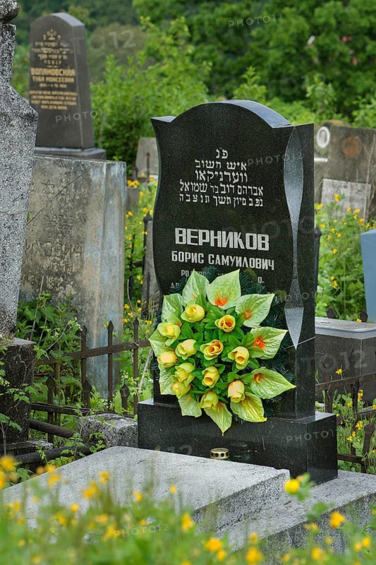 Grave with artificial flower decoration, Jewish cemetery, since 1866, Czernowicz, Bukovina, Ukraine