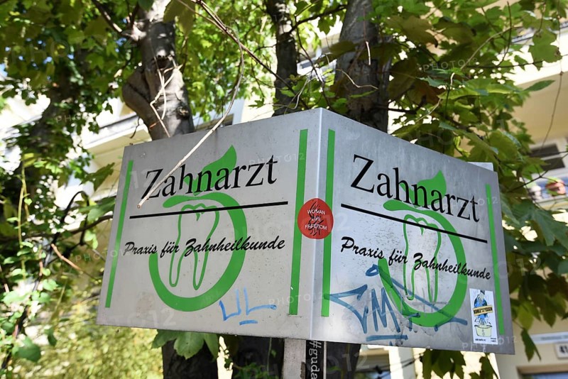 Sign at a dental practice on the Landwehr Canal in Kreuzberg, also the dental practice notice