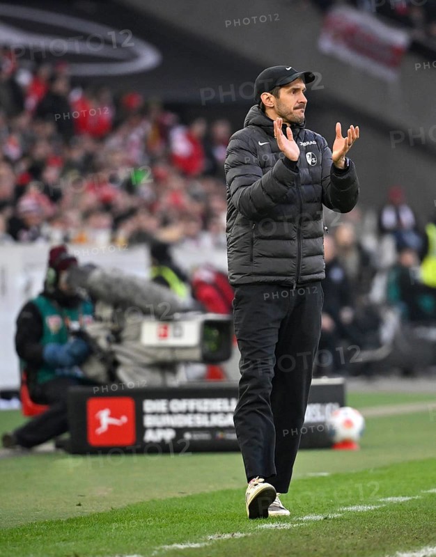Coach coach Julian Schuster SC Freiburg SCF on the sidelines gesture gesture clapping hands cheering up, applause soccer Bundesliga, MHPArena, MHP Arena Stuttgart, Baden-Württemberg, Germany