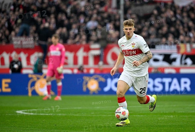 Finn Jeltsch VfB Stuttgart (29) Action on the ball Football Bundesliga, MHPArena, MHP Arena Stuttgart, Baden-Württemberg, Germany