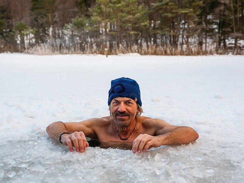 Man with cap, 55, ice bathing in an ice hole, Thumsee, Bad Reichenhall, Berchtesgadener Land, Upper Bavaria, Bavaria, Germany