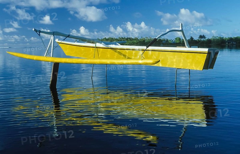 Outrigger boat, fishermen with nets, Tahiti, Franz. Poynesia