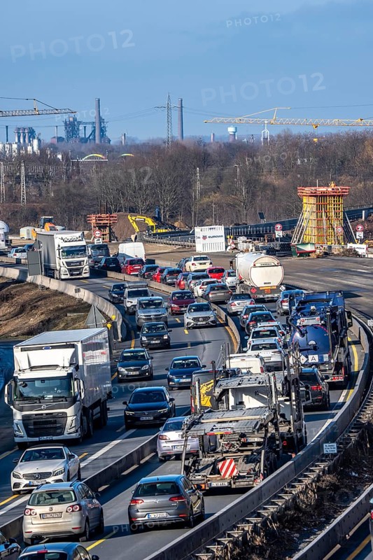 A3 motorway at the Duisburg-Kaiserberg interchange, constricted lanes, heavy traffic, complete conversion and construction of the A3 and A40 intersections, all bridges, ramps, roads are renewed and partly extended, 8-year construction period, railway bridges running there will also be renewed, North Rhine-Westphalia, Germany