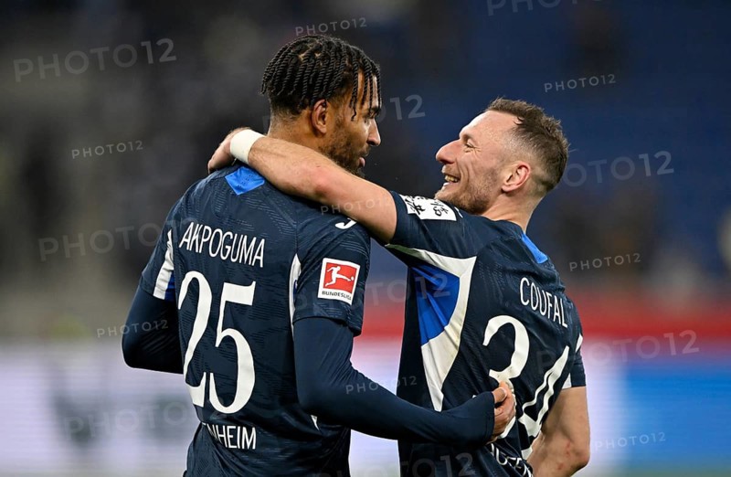 Hug, cheer, Kevin Akpoguma TSG 1899 Hoffenheim (25) Vladimir Coufal TSG 1899 Hoffenheim (34) Football, Bundesliga, PreZero Arena, Sinsheim, Baden-Württemberg, Germany