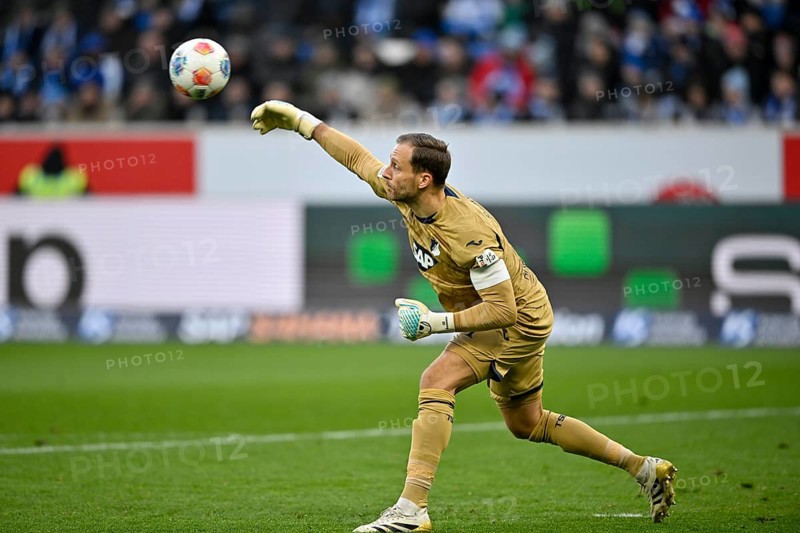 Goalkeeper Oliver Baumann TSG 1899 Hoffenheim (01) Goalkeeper action Soccer, Bundesliga, PreZero Arena, Sinsheim, Baden-Württemberg, Germany