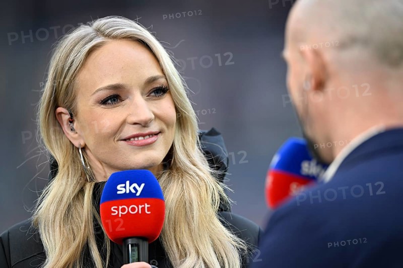 SKY presenter reporter Katharina Kleinfeldt, portrait in interview microphone micro logo with trainer coach Christian Ilzer TSG 1899 Hoffenheim smiles, soccer, Bundesliga, PreZero Arena, Sinsheim, Baden-Württemberg, Germany