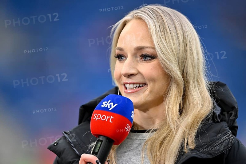 SKY presenter reporter Katharina Kleinfeldt, portrait in an interview microphone micro logo smiles, soccer, Bundesliga, PreZero Arena, Sinsheim, Baden-Württemberg, Germany