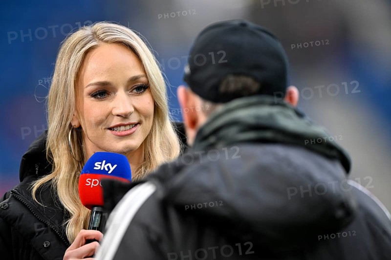 SKY presenter reporter Katharina Kleinfeldt, portrait in interview microphone micro logo with trainer coach Steffen Baumgart 1. FC Union Berlin FCU smiles, soccer, Bundesliga, PreZero Arena, Sinsheim, Baden-Württemberg, Germany
