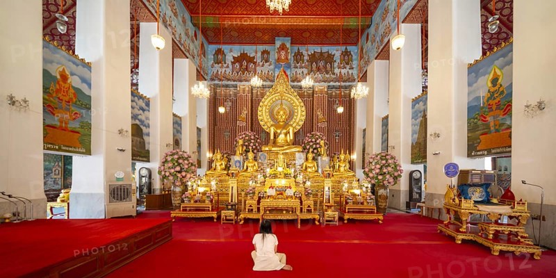 Thai woman praying, Wat Chana Songkhram, Phra Nakhon, Bangkok, Thailand