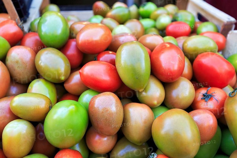 Roma tomatoes in various degrees of ripeness, egg tomatoes or plum tomatoes, bottled tomatoes, red, green, unripe, typical market stand at the weekly market market, Palermo, Italy