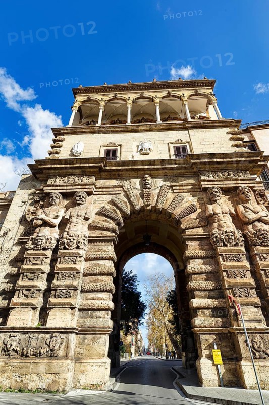 Porta Nuova, decorated triumphal arch, Norman Palace, Corso Vittorio Emanuele, main street of the old town, Palermo, Sicily, Italy