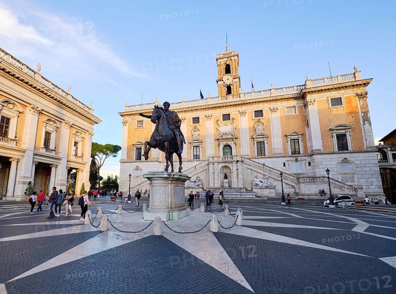 Equestrian statue of Marcus Aurelius in front of the Senatorial Palace (Palazzo Senatorio) in the evening light, Piazza del Campidoglio on the Capitoline Hill, Capitoline Square, Rome, Lazio, Italy