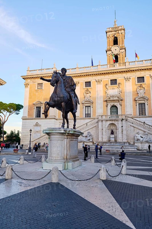 Equestrian statue of Marcus Aurelius in front of the Senatorial Palace (Palazzo Senatorio) in the evening light, Piazza del Campidoglio on the Capitoline Hill, Capitoline Square, Rome, Lazio, Italy