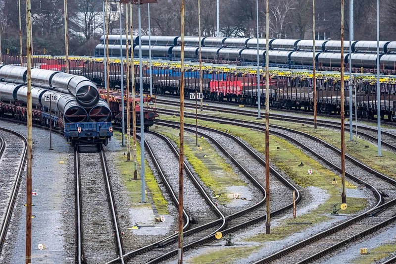 Wagons with pipes, including for gas pipelines, at Mülheim-Styrum marshalling yard, on the railway line between Mülheim an der Ruhr and Duisburg, busy railway line, for local and long-distance transport, freight transport, North Rhine-Westphalia, Germany