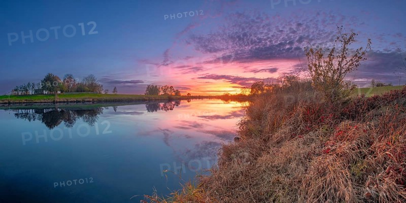 Intensive sunset on the Weser, Mahlen, Hassel, Nienburg, Lower Saxony, Germany