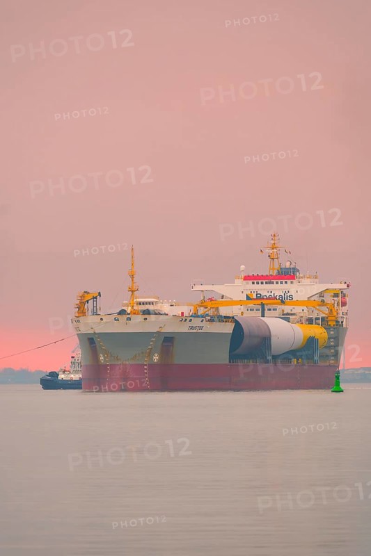 A semi-submersible ship is towed from the Weser to the North Sea, Bremerhaven, Bremen, Germany