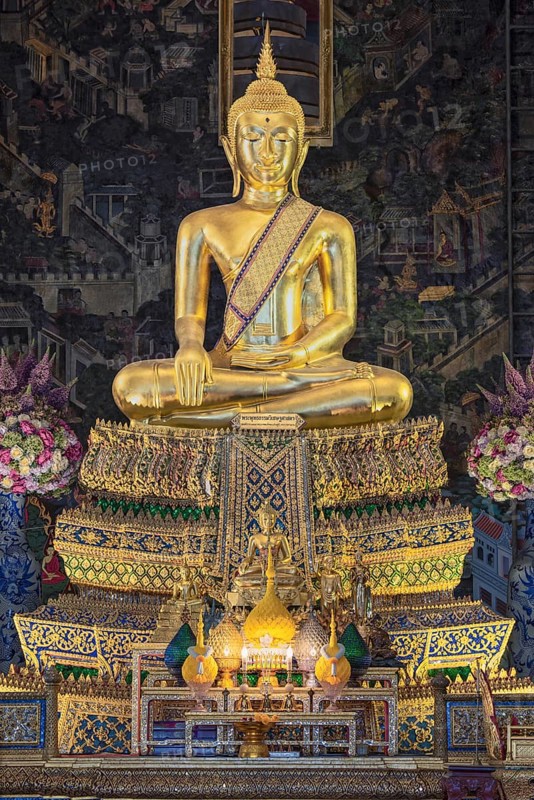 Golden Buddha statue, Bhumispara mudra, Buddha Gautama at the moment of enlightenment, Wat Worawihan, Wat Prayurawongsawas Worawihan, Bangkok, Thailand