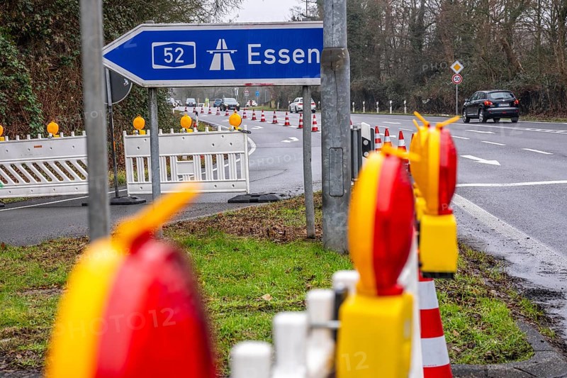 Closure of the A52 motorway, between AK Breitscheid and AS Kettwig, here the driveway in Ratingen-Breitscheid, in the direction of Essen, a transitional structure where the roadway merges with the Ruhr Valley Bridge is damaged and must be renewed, how long the repair will take is still unknown, the consequences are long traffic jams and delays for car drivers, the bridge is used by more than 80, 000 vehicles a day and is to be replaced in the long term It was completed in 1966, it is the longest steel road bridge in Germany