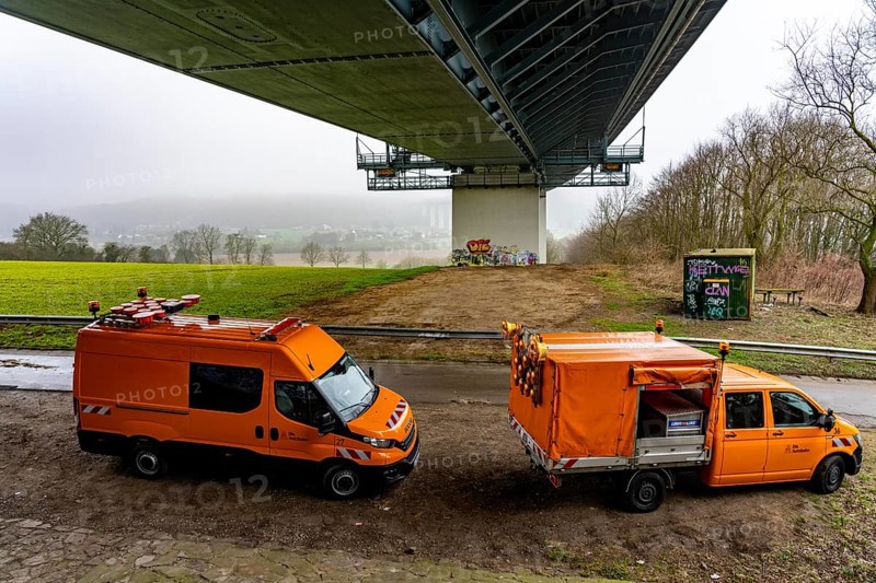 Autobahn GmbH vehicles under the Ruhr Valley Bridge, work in the bridge box, during the closure of the A52 motorway, between AK Breitscheid and AS Kettwig, in the direction of Essen, a transitional structure where the roadway merges with the Ruhr Valley Bridge is damaged and must be renewed, how long the repair will take is still unknown, the consequences are long traffic jams and delays for car drivers, the bridge is damaged and must be renewed by more than 8 0.000 vehicles are used and are to be replaced in the long term, it was completed in 1966, it is the longest Steel road bridge in Germany