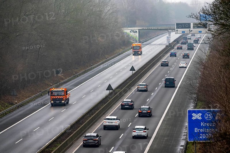 Closure of the A52 motorway, between AK Breitscheid and AS Kettwig, in the direction of Essen, a transitional structure where the roadway merges with the Ruhr Valley Bridge is damaged and must be renewed, how long the repair will take is still unknown, the consequences are long traffic jams and delays for car drivers, the bridge is used daily by more than 80, 000 vehicles and is to be replaced in the long term, it was completed in 1966, it is the longest Steel road bridge in Germany