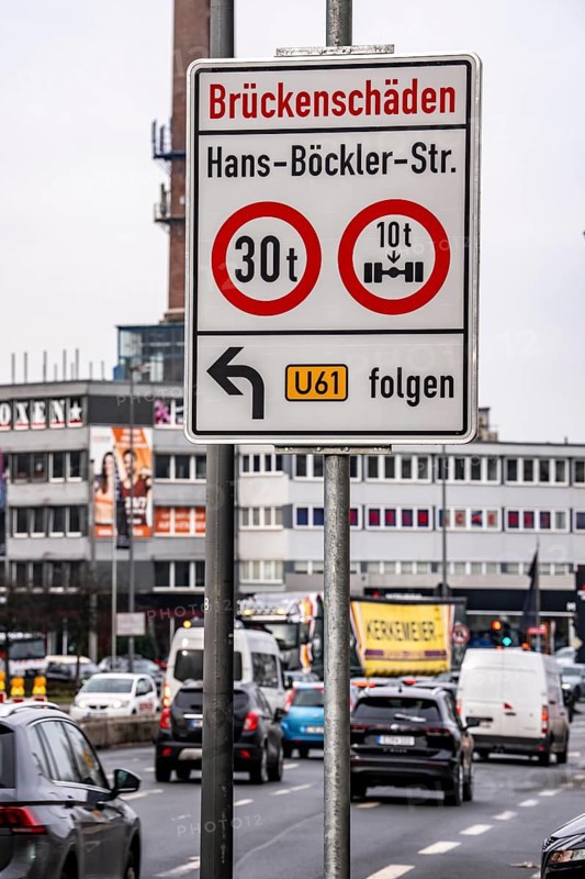 Information on bridge damage to a road bridge over a railway line, weight limit, axle load limitation so as not to increase the damage, Hans-Böckler-Straße in Essen, North Rhine-Westphalia, Germany