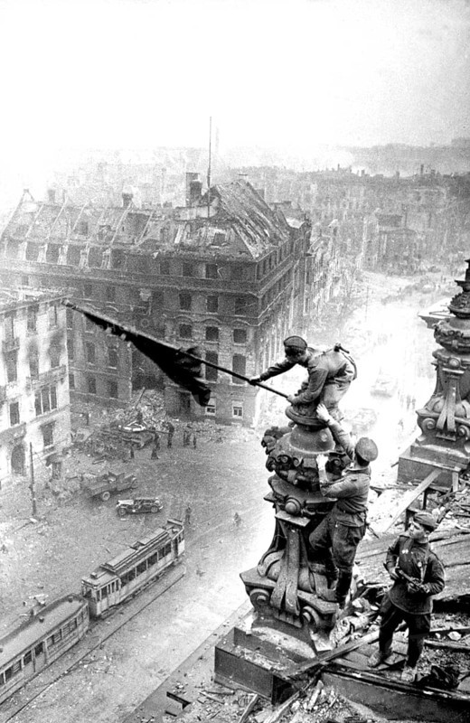 At the Berlin Reichstag, May 2, 1945, three Soviet soldiers fly the flag of the Soviet Union. The three soldiers are the Ukrainian Alexei Leontyevich Kovalyov, the Kumyken Abdulchakim Isakovich Ismailov and the Belorussian Leonid Goritchev. J. Chaldej took 36 pictures, which he later also changed by adding clouds of smoke, retouching the watch and assembling further variants. The picture became an icon and symbol of the victory over National Socialism