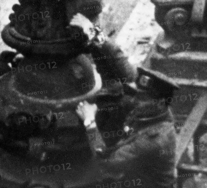 Excerpt from the photo: At the Berlin Reichstag, May 2, 1945, three Soviet soldiers hoist the flag of the Soviet Union. Retouched The watch on the right wrist was scraped out. The picture became an icon and symbol of the victory over National Socialism